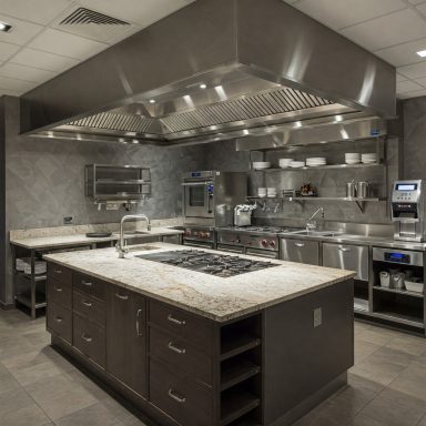 Diseñamos cocinas industriales que combinan máxima funcionalidad con un ambiente acogedor. Todo esto, cumpliendo con las normativas vigentes
